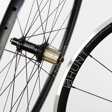 Hunt helps Dutch rider Gosse van der Meer strike out on his own