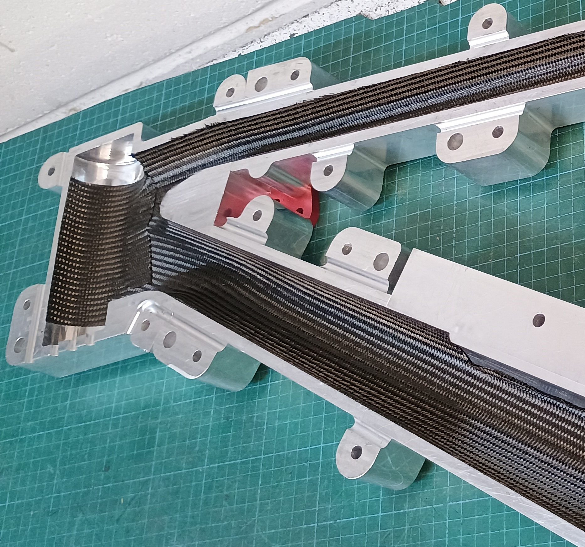 10 Handmade in Leeds e1732715496180 Carbon Wasp unveils new gearbox hardtail