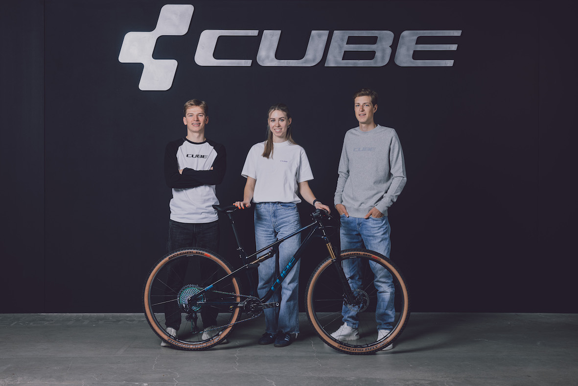 CUBE XC racers Kira Böhm, who moves to Factory Racing from CUBE’s own development team, stood with Norwegian Champion Knut Røhme and young Swissman Finn Treudler. 