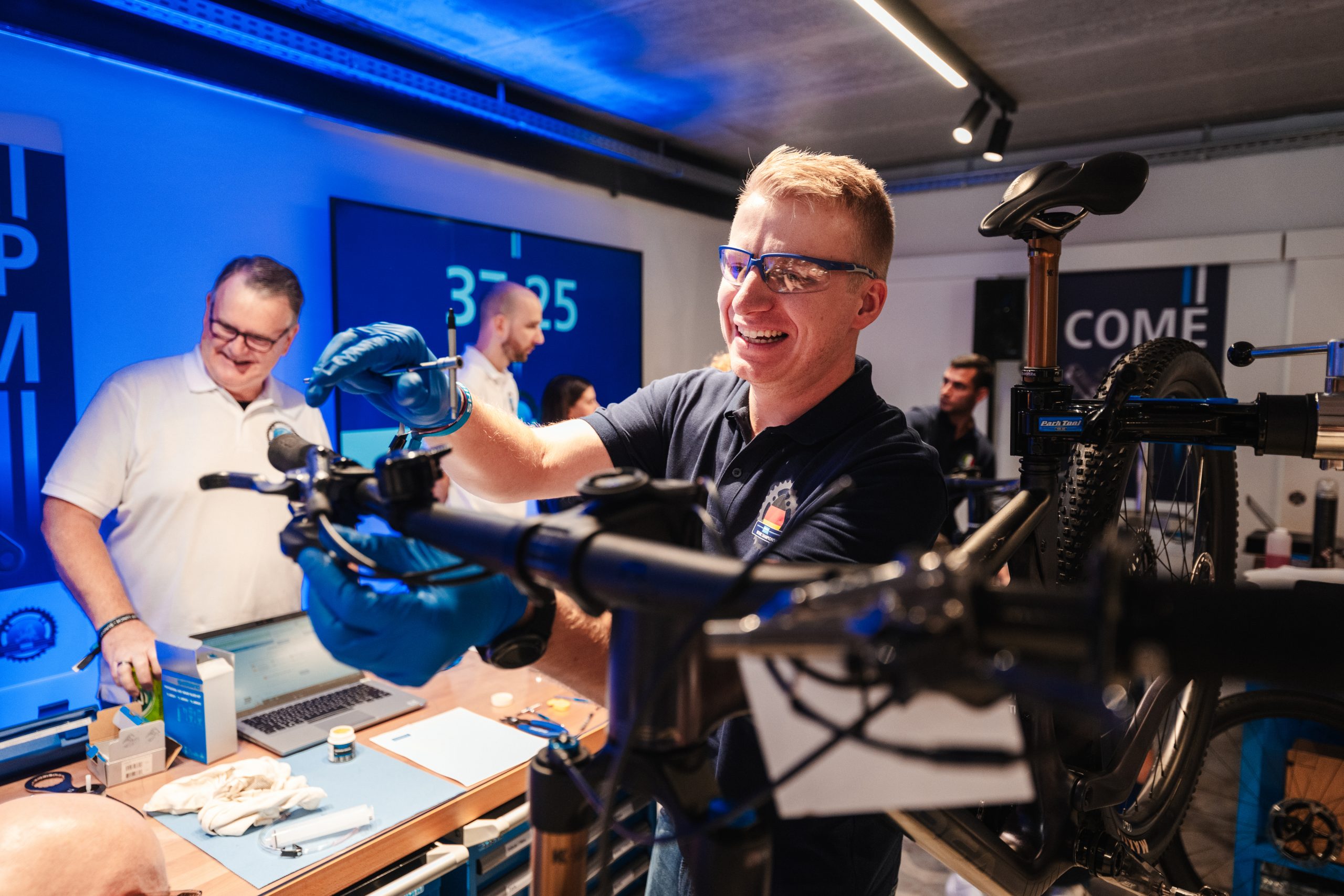 555383 Shimano Mechanics Championship 2024 012 32beb2 original 1728384465 scaled Team Netherlands triumph at Shimano's European Bike Mechanics Championship