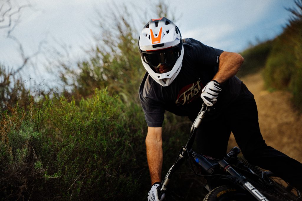 Bell Air Series Action 251202 HOLLIDAY 25189 Bell presents new Air Series mountain bike helmets