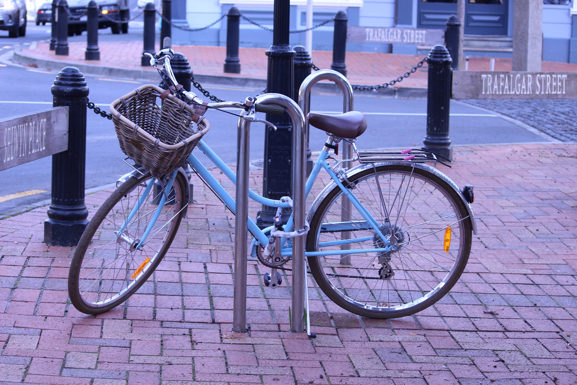 Велопарковка Амстердам. Велосипед с замком на парковке. Испанский городок велосипед на улице. Classical Town Bike. Bike open