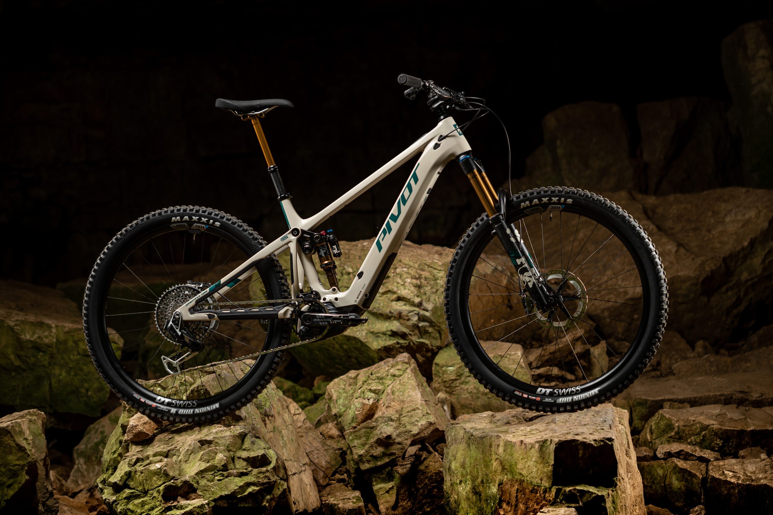 Foto JS Pivot Shuttle AM Bosch TEAM 0320 scaled Pivot introduces Shuttle AM with Bosch Performance CX motor