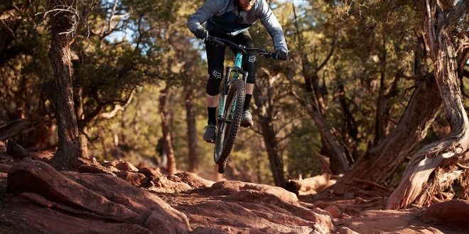 GORE® C5 GORE TEX INFINIUMTM Hybrid Hooded Jacket 3 Gore Wear launches two new mountain bike jackets