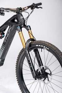 THOK Gram RC dettagli batteria manubrio in carbonio e batteria integrata estraibile LR Thok e-bikes launches the Gram