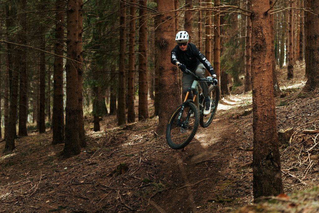 fizik VERSOR 2 21 Fizik's new Versor 2 gravity shoe is built for the "modern trail rider"