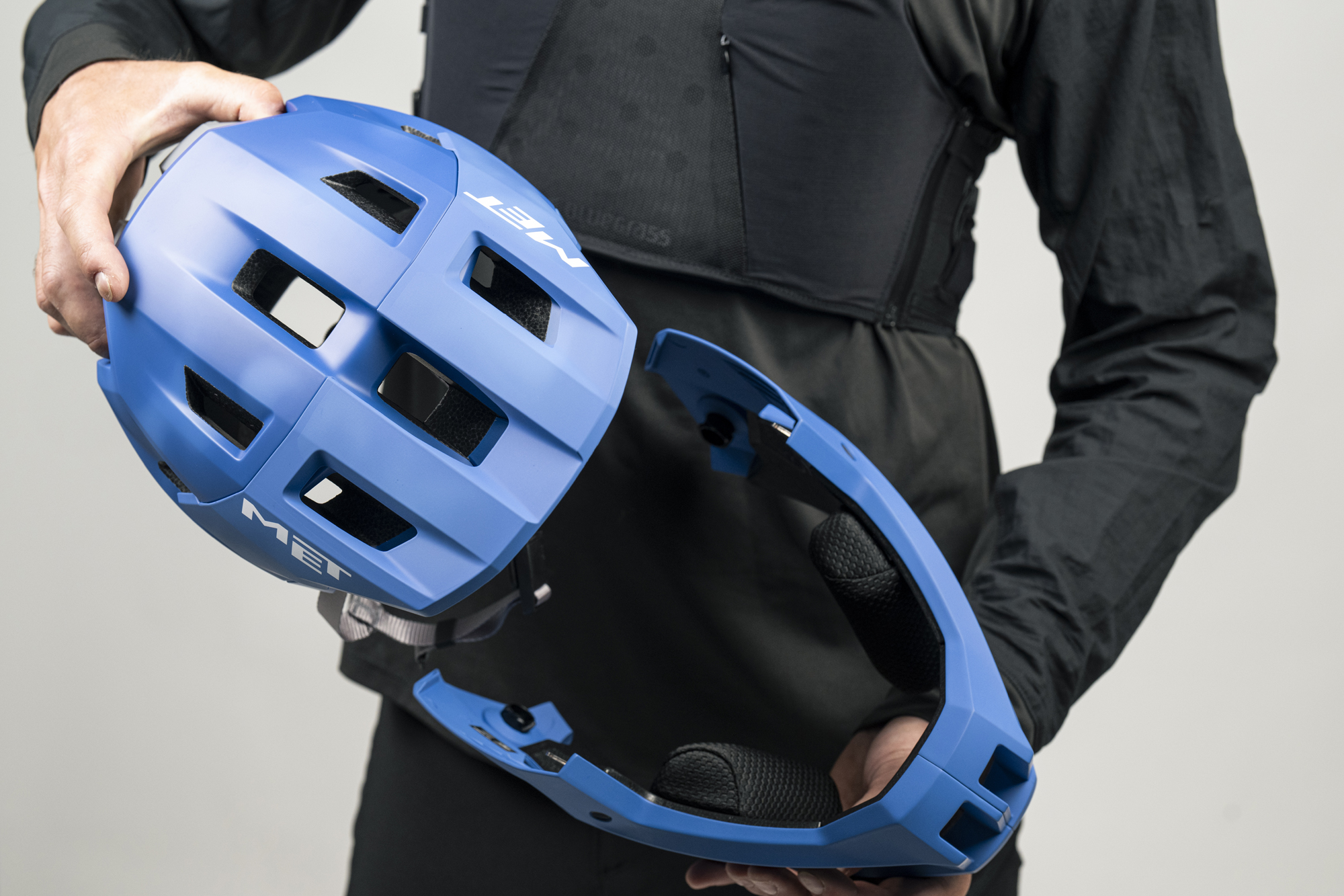 Met launches next-generation MCR 2 convertible full-face helmet - BikeBiz
