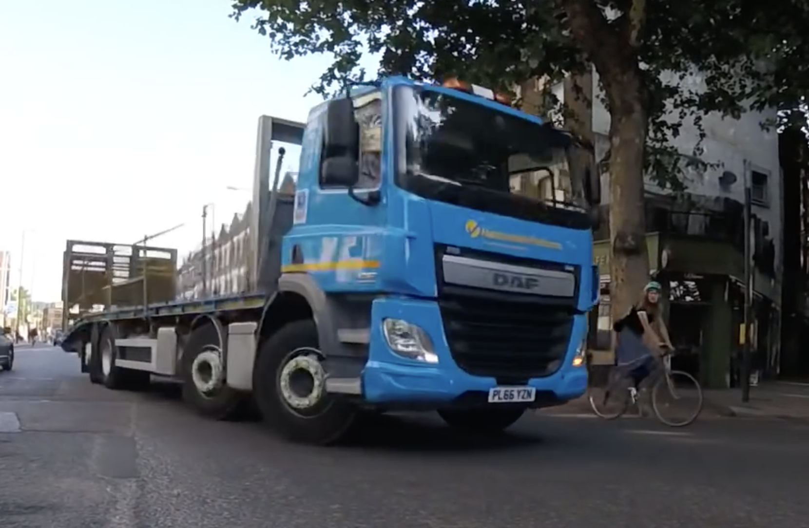 Met Police uses 360-degree headset to show cyclists how HGV drivers choose not to see them